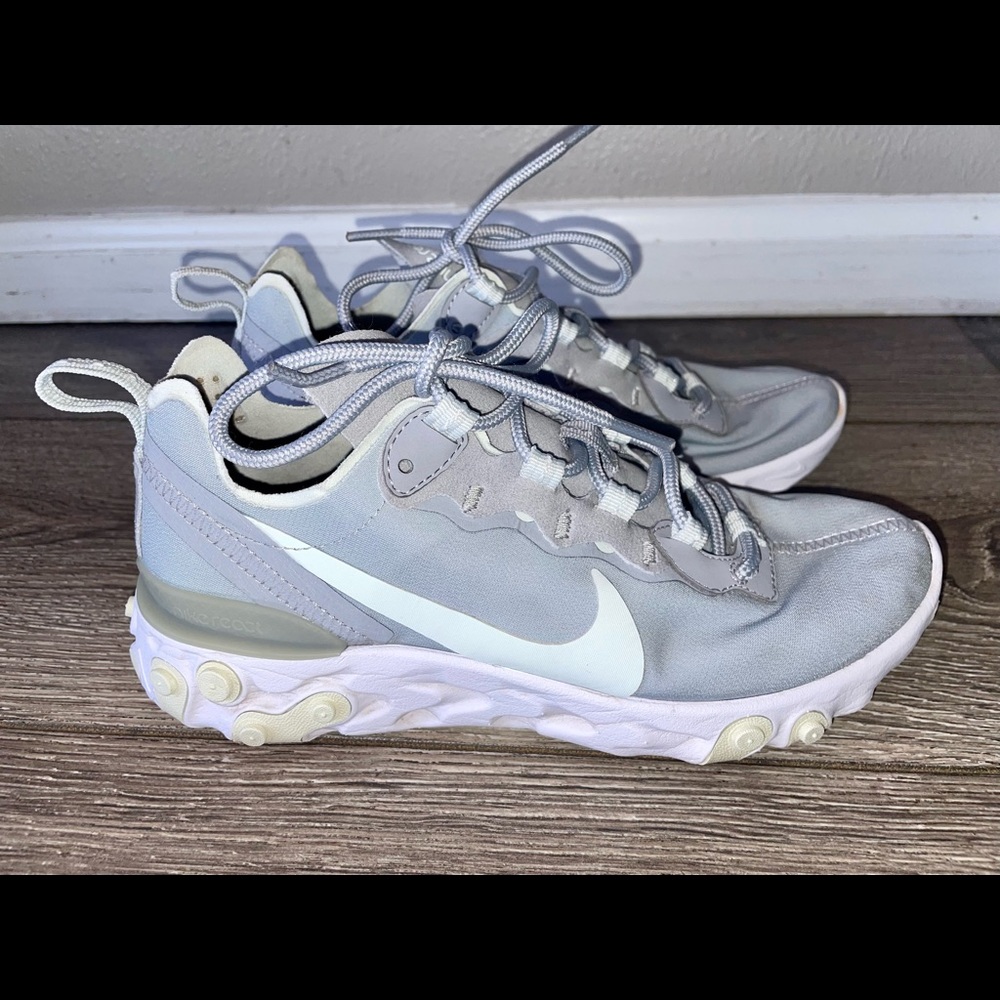 NIKE REACT ELEMENT 55 WOMENS WOLF GREY LIGHT AQUA WHITE GREEN MINT
Size 6